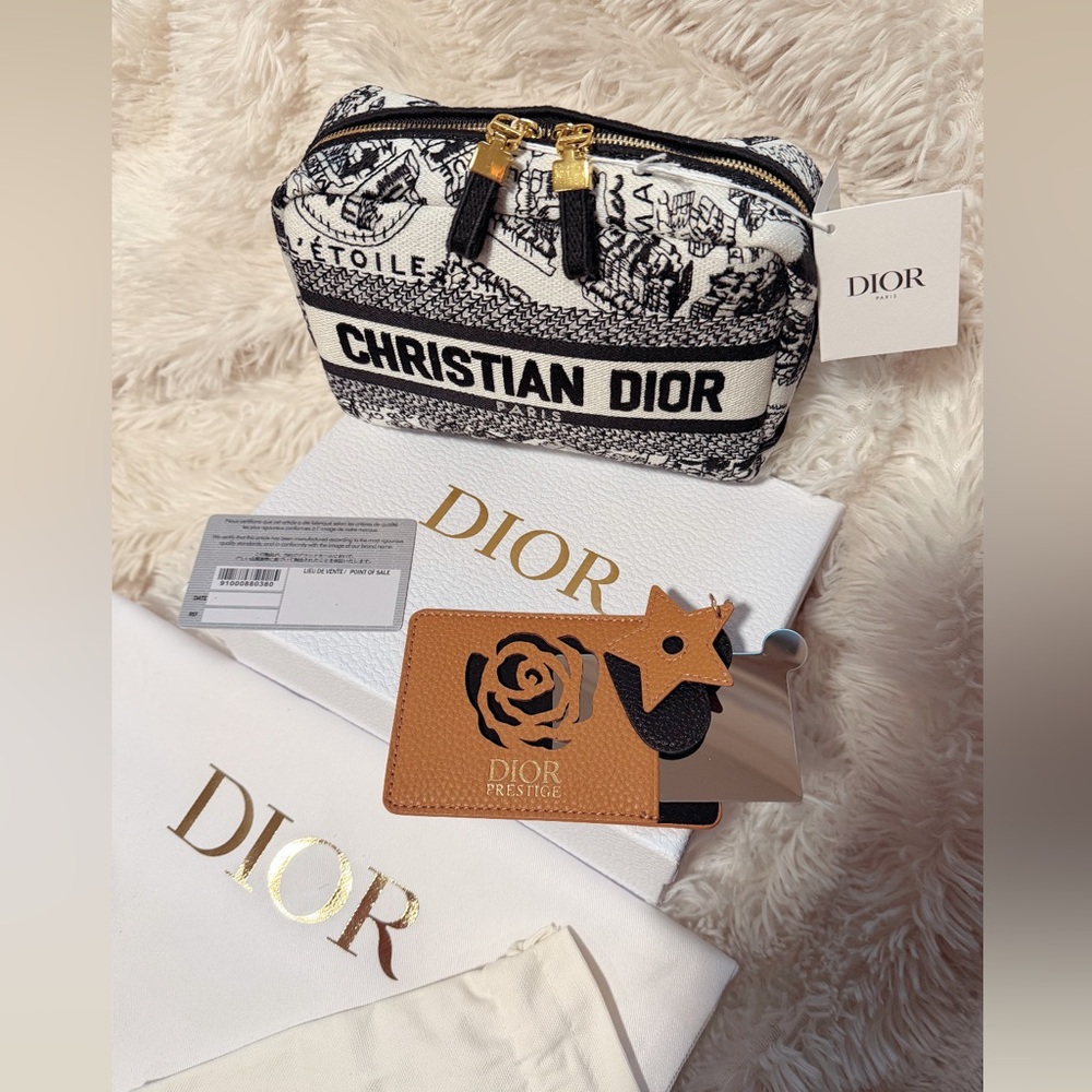 🎁Perfect Gift 🎁 AUTH Christian Dior Bundle!!
Cosmetic bag and Prestige Mirror